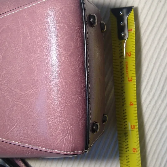 Elegant Pink Leather Crossbody Bag - Picture 11 of 16